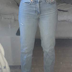 Ljusblåa raka jeans från Gina. Strl 34. Kommer aldrig till användning