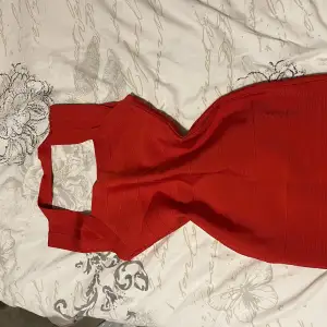 En röd bandage klänning från dressy