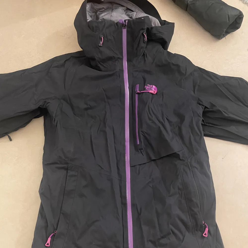 säljer en north face sport jacka som kan användas utomhus samt under en skidresa, använd ett par gånger jackan är i bra skick, jackar han 7st fickor. jackan har lite lila detaljer. Jackor.