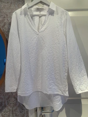 Acne Studios strl 38 - Gillar du kvalitet så är den här blusen från Acne så fin! Skön bomull. Storlek 38. Lite längre baktill. Vit i färgen. Snygg till jeans och leggings och till sommarens sol och bad! Kan skickas spårbart.
