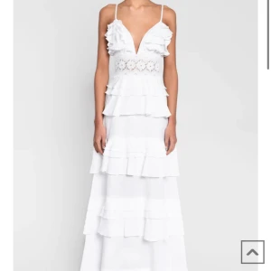 Balklänning  - Söker denna klänning i storlek 44/46 behöver inte vara vit 