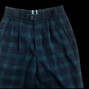 Rutiga byxor - Rutiga byxor som går i färgerna blå och grön. Kostymbyxor med hög midja. Storlek 36. Ull och polyester 💙💚