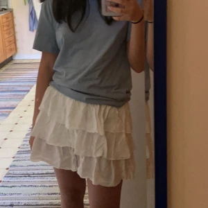 Vit volangkjol - Vit volangkjol från hm! Passar mig som har s och den har resår i midjan!💘