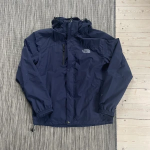 The North Face Jacka - En mörkblå the north face Gore-tex jacka. I princip sprillans ny, använd 2 gånger. Säljer då den inte riktigt passade mig. Pris är ej hugget i sten!