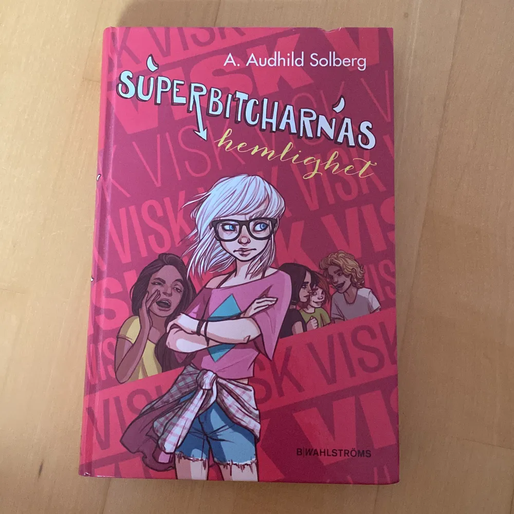 Boken ”Superbitcharnas hemlighet” av A. Audhild Solberg. Boken är helt ny och jag säljer då det inte var min typ av bok. Övrigt.