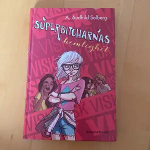 Boken ”Superbitcharnas hemlighet” av A. Audhild Solberg. Boken är helt ny och jag säljer då det inte var min typ av bok