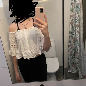 Tröja  - Super söt tröja😍aldrig använt! Lite genomskinlig men inget man tänker på💗tryck inte på köp nu!! Väldigt stretchig 