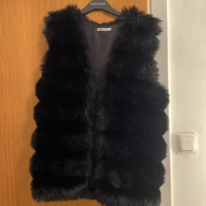 Pälsväst (fakefur) - pälsväst, jättefint skick! Jättefint material och varsamt använd!