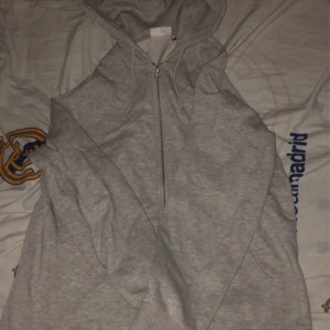 grå weekday zip hoodie  - weekday zip hoodie, köpte fel storlek, aldrig använd bara när jag testade den, inga flaws, nypris 500kr