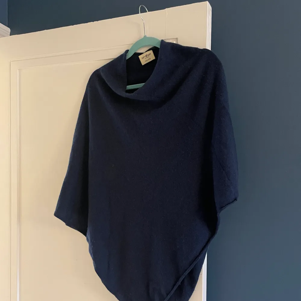 Mörkblå poncho i kashmir från Soft Goat 💙 One size, säljer för 700 kr, nypris 1795 kr. Stickat.