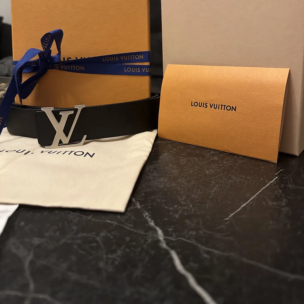 Äkta Louis Vuitton skärp köpt på butiken i Stockholm december 2020 för 5800kr. Väldigt snyggt skärp som har 2färger man kan vända på de och ha hel svart också. Självklart följer box och kvitto med.. Accessoarer.