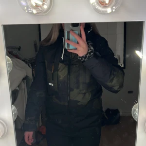 Dope jacka kamouflage  - Dope jacka, storlek xs men skulle säga att den är xs-s. Sen är den lite längre och går en bit ner över rumpan 