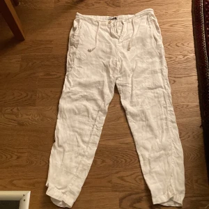 Linnebyxor - Vita linnebyxor från Zara, gott skick, stl 38.