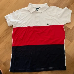 Lacoste pikè t-shirt  - Snygg t-shirt i skick som ny. Storlek S