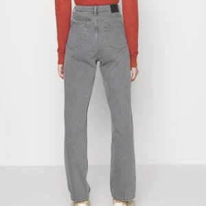 Weekday jeans  - Säljer dessa gråa jeans från weekday. Byxorna är i perfekt skick och använda få gånger. Dom är i modellen rowe. Säljer då dom tyvärr inte passar mig. 