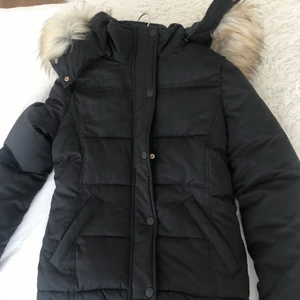 Helt oanvänd vinterjacka säljes billigt - Säljer en helt ny vinterjacka från topshop. I storlek 36 och i färgen svart. När jackan provades gick den sönder vid dragkedjan men det går lätt att laga igen. Priset kan även diskuteras. 