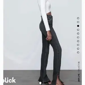 Säljer dessa svarta zara jeans med slits, köpte i vintras för 400 och säljer för 250+ frakt🥰 skriv vid intresse eller för fler bilder (sista bilder är lånad) 