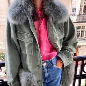 Windie jacket  - Säljer min windie jacket från custommade. Super häääärlig. Jackan är slutsåld och går inte att köpa i butik! Storlek s/m. Kvitto finns! 