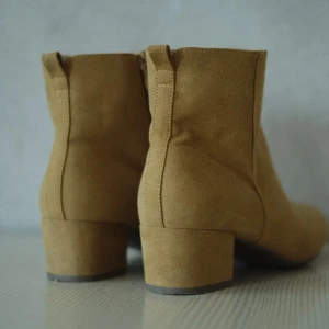 Blek/mustard gula boots - Endast provade, köpta second hand men känns väldigt nya. Tyvärr är det lite för små för mig då jag har långa fötter men övrigt väldigt sköna. Passar 41!