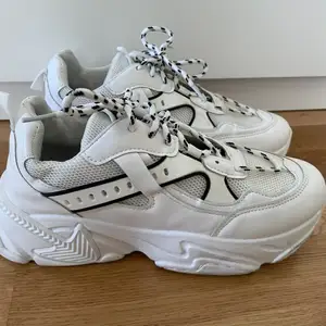 Helt nya sneakers från shein. Använda en gång.