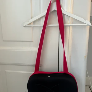 Cheerleading skor  - Jag tänkte sälja mina fina infinity cheerleadingen skor. Köptes två månader innan jag bestämde mig för att sluta. Modellen är vengeacne och det är topp och bas skor. Skorna är i storlek 38,5 och har inga skador.