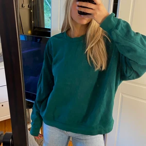 Grön sweatshirt - En grön tröja från Weekday i storlek L. Köpare står för frakt <3 ( tröjan är inte smutsig utan det är fläckar på spegeln).