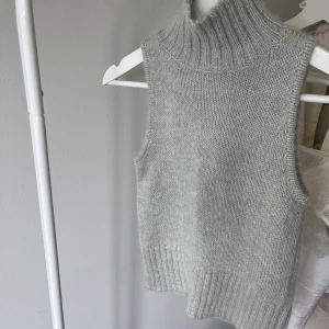 Stickat linne - Fint stickat linne från Zara i bra kvalitet och skick. Storlek S. 