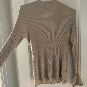 Beige topp - Beige topp från Odd Molly. 