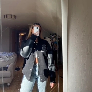 Axel Arigato Variatyjacka - Skitsnygg varsityjacka från Axel Arigato herravdelning. Köpt här för 1400kr men aldrig använt då det inte är min stil riktigt. Storlek L