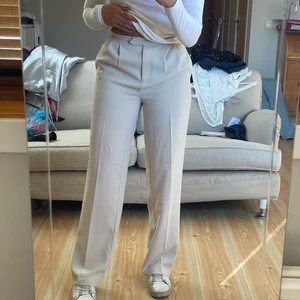 Beiga kostymbyxor  - Aldrig använt. Från NaKd, är 169cm💓