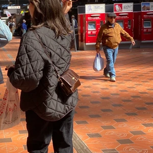 Intressekoll Jacka från &Otherstories - Jag är osäker om jag vill sälja den här jackan då det är min absolut favoritjacka! Den är från &Otherstories och är använd! 