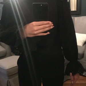 Svart tröja - Svart tröja från zara i bra skick, säljes pga att den inte används Endast Swish, pris kan diskuteras 