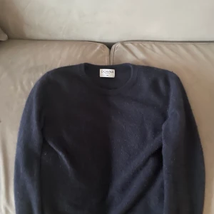 Donna Kashmir  - Donna Kashmir tröja i marinblå nypris 2000kr!!!🙌🏼💓🌟🙊Obs jag är en xs-s och den ska tydligen vara en M men den passar mig perfekt 🤩 