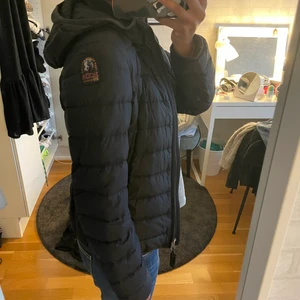 Parajumper jacka  - Säljer nu min fina parajumper jacka som passar perfekt inför hösten. Äkthets bevis finns och jackan är i fint skick. Jackan är large i barnstorlek vilket motsvarar S i ”vanlig” storlek