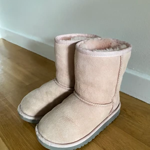 Barn UGG - Ljus rosa UGG stövlar för barn, stl 29. Sparsamt använda och välvårdade. Ej sliten päls inuti men en viss påverkan på utsidan, sånt som man inte kan undika på sådana skor. Säljer för 300kr plus medföljande frakt.