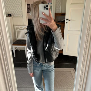 Väst - Skin väst ifrån hm, säljer för att den inte kommer till användning💞💞💞