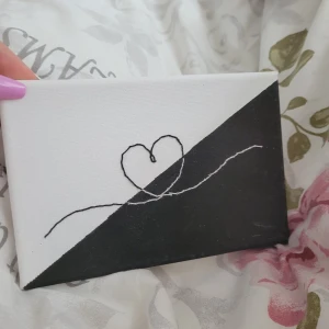 Tavla med hjärta - Bra skick/egengjorda. Skriv till mig så snackar vi om frakte ❤️