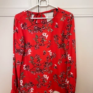 Blommig blus - Blommig blus. Aldrig använd 