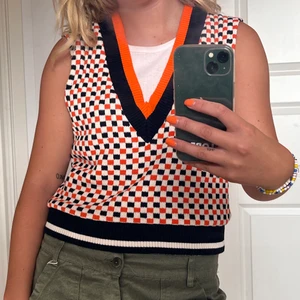 Stickad väst från zara  - Stickad väst i olika färger i strl S från zara  Knappt använd 