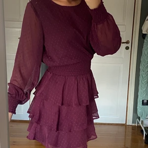 Långärmad klänning - Denna klänning är aldrig använd. Den har prickigt mesch tyg, tre lagrade volanger och markerar super fint i midjan och runt handlederna. Nu mot hösten så är det super fint att ta på en stickad tröja över så att det istället blir en kjol utav klänningen. 