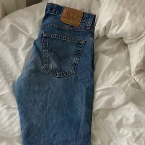 Blå Levis jeans, skriv för fler bilder👋 skulle säga storlek M