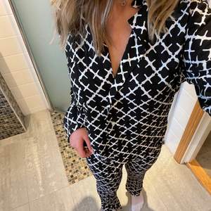 Extremt fint pyjamasset från By Malene Birger🤍🖤. Köptes för lite mer än ett år sen för 1400kr i storlek s. Har inte använts mer än ett fåtal gånger. Om man är intresserad att köpa någon av de separat, kan ni kontakta❤️Köparen betalar frakten (39kr)❤️‍🔥