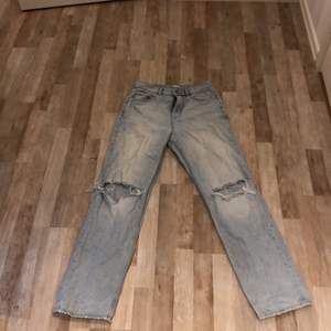 Snygga Gina Tricot Jeans i storlek 36. Använda några gånger men inte så mycket. Säljer pga dom är för små för mig:) pris kan diskuteras:)) nypris ca 600kr 