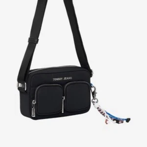 SÖKER  - Hej jag söker denna Tommy jeans väska 