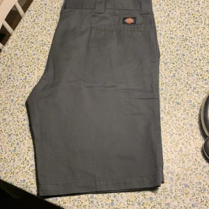 Dickies shorts  - Dickies shorts , slim straight strl w40 Använda men måttligt , fint skick 