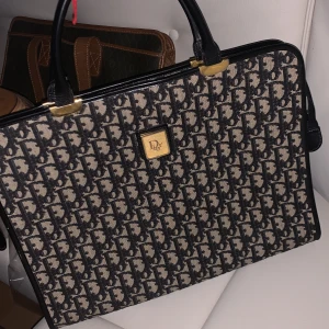 Christian dior vintage  - Äkta Christian dior väska från 2006, dåligt skik. För mer information skriv till mig pris kan diskuteras såklart 