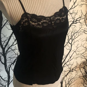 Lace and silky top strl L - Mango är som zara små i storleken så rätt ansett storlek M. Bra skick då den inte använts mycket. Slinkigt material med stretch. *Köparen står för frakt*