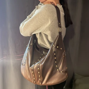 Brun väska - Köpte på secondhand, har använt fåtal gånger. 