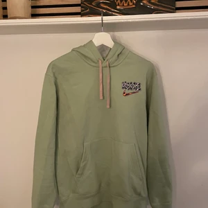 Nike hoodie - Hej! Säljer du min knappt använda Nike hoodie i storlek S