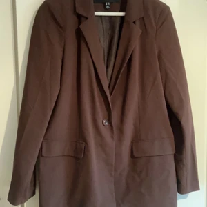 Kavaj  - Brun kavaj, endast använd 1-2 gånger